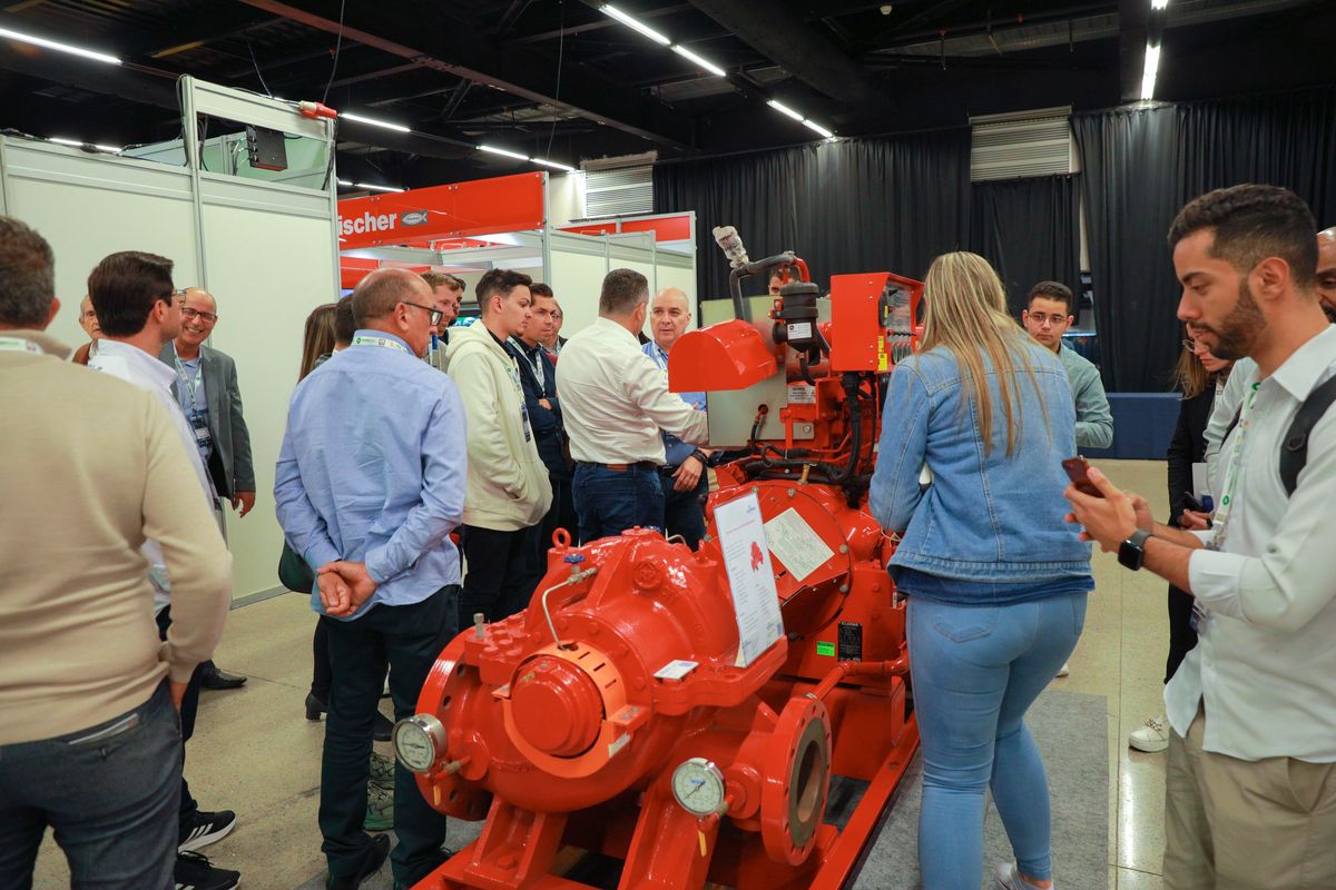 Demostración de equipos en la muestra comercial